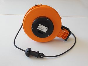 Automatik-Kabelaufroller mit 8 m Kabel und Stecker