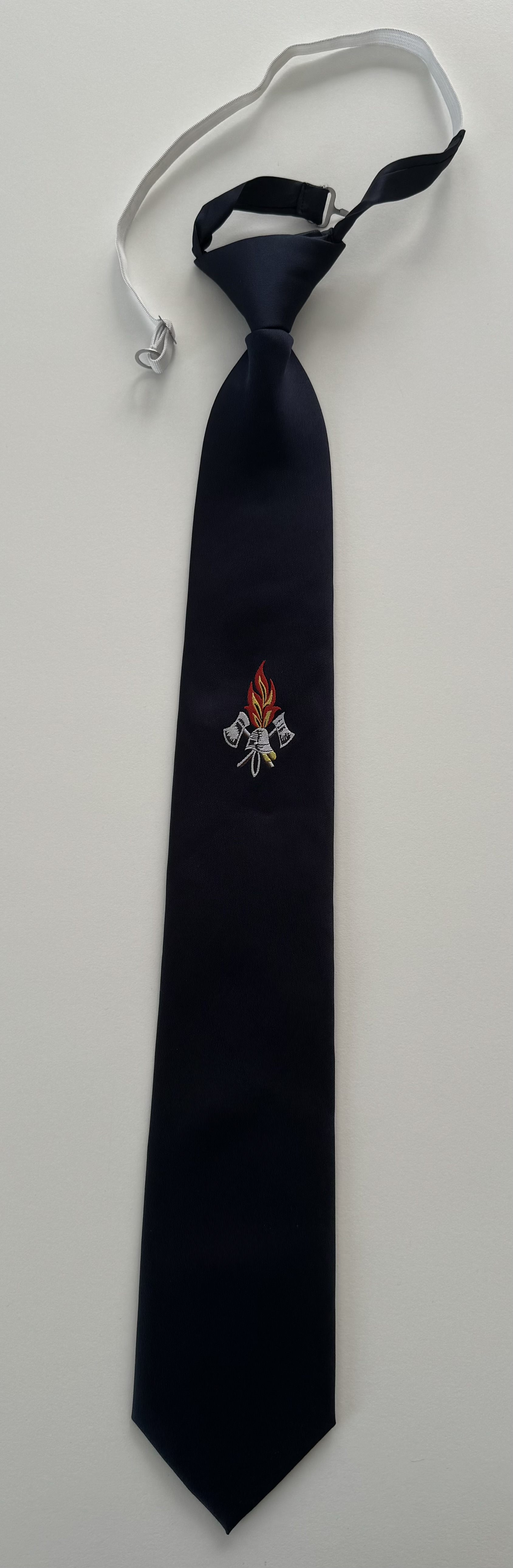 Krawatte dunkelblau, Emblem Feuerwehr eingewebt, gebunden