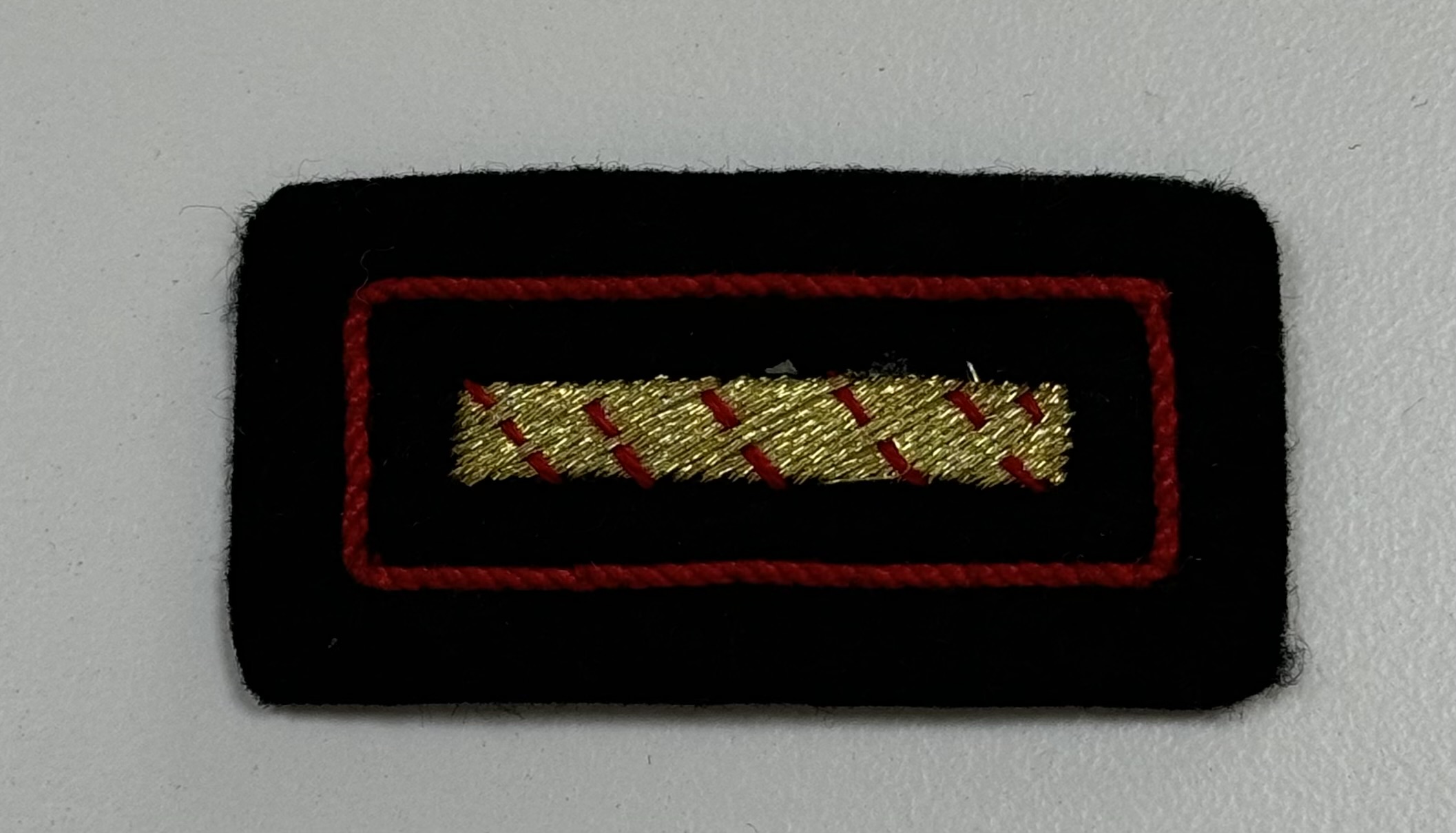 Abzeichen Stellvertrender Kommandant (Bayern), handgestickt, 1 Balken gold, schmal, rot durchwinkt